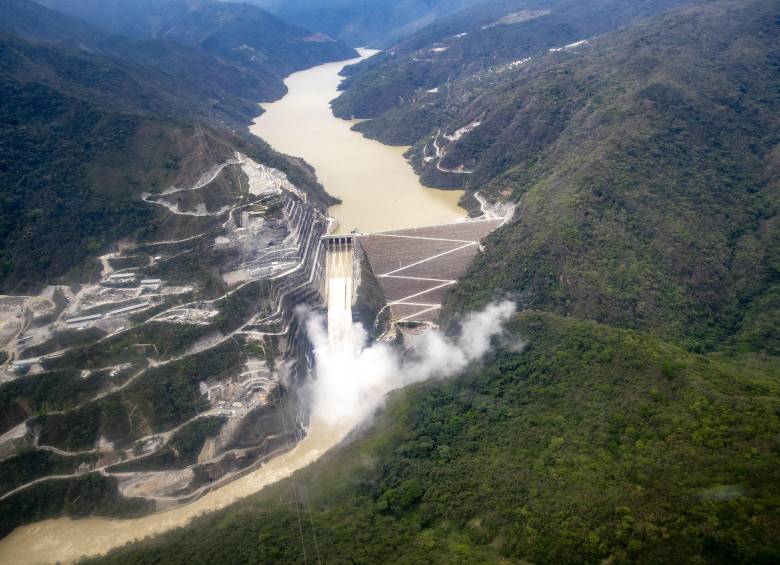 Aspecto de la central hidroeléctrica de Ituango, con su vertedero funcionando. FOTO: Juan Antonio Sánchez. Archivo El Colombiano