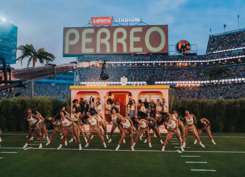 En el show de medio tiempo, Bad Bunny apostó por un mensaje claro, America no es sólo Estados Unidos. A lo largo de la presentación hizo referencia a todos los páise del continente. Foto Edwin Rodríguez.