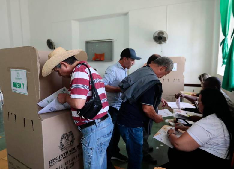 En Medellín la Procuraduría recibió reportes de personas que estarían comprando votos en la Comuna 13 y entrega de tarjetones marcados en la Institución Educativa Padre Manyanet. FOTO CARLOS VELÁSQUEZ