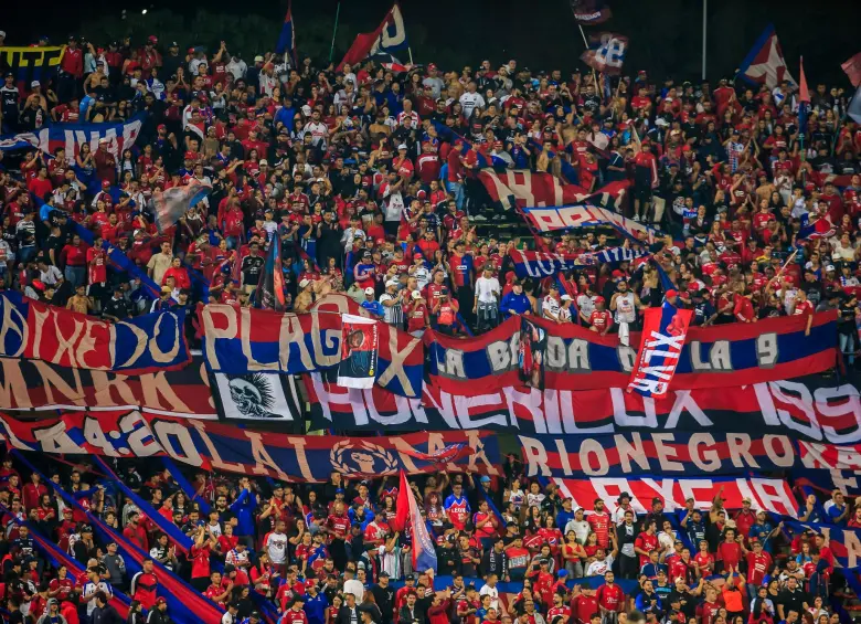 Los aficionados del cuadro rojo, por lo general, suelen acompañar al equipo a todas las plazas del país. FOTO: CAMILO SUÁREZ