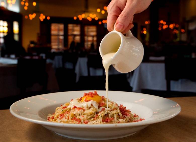 De Roma, la ciudad que encabeza el top, Taste Atlas recomiendan probar la pasta carbonara. FOTO Getty