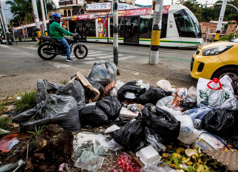 Abundan las denuncias ciudadanas sobre el mal manejo de la recolección de basuras en Medellín.