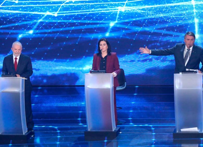 El presidente Jair Bolsonaro y el exmandatario Luiz Inácio Lula da Silva calentaron la campaña durante el primer debate televisivo en Brasil. Se atacaron con fuerza por corrupción. FOTO Getty