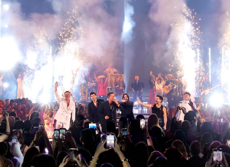 Carlos Vivs con los colombianos en el inicio de la ceremonia. FOTO Cortesía Academia Latina de la Grabación