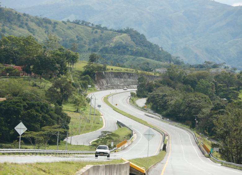 1. El imponente viaducto que se levanta al lado de Cisneros. 2. Si observa con detenimiento, puede ver las bocas de los túneles viejos y nuevos de La Quiebra. 3. El tramo entre Porce y Santiago permite ver la dimensión de la autopista. FOTos camilo suárez 