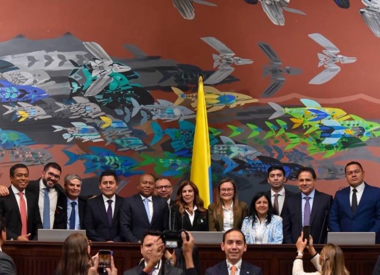 Los nuevos magistrados del CNE posan junto con miembros de la mesa directiva del Congreso. FOTO Senado de la República.