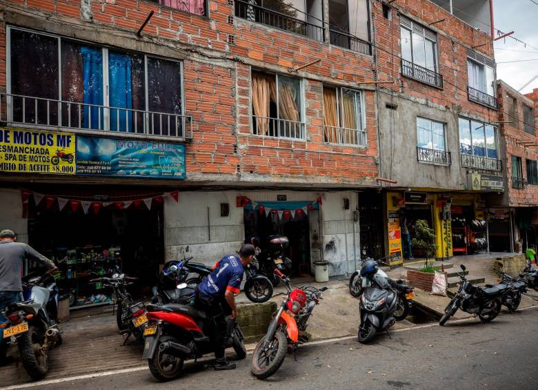 En la zona de Palos Verdes, se ubican varios negocios de autopartes de motos que también han estado afectados. Sus propietarios señalan que las ventas se han reducido en un 50% con el cierre de la vía. FOTO: Camilo Suárez.