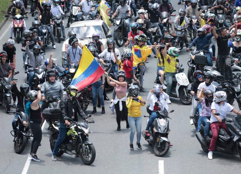En sus vehículos de dos ruedas, muchos van por la ciudad participando en el paro nacional. Foto: Carlos Velásquez