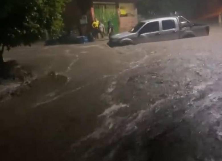 Las grandes inundaciones en medio de las calles. FOTO: CAPTURA VIDEO TWITTER