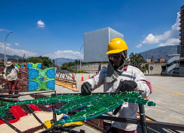 Empresas Públicas de Medellín inició este martes 12 de enero las labores de retiro de las instalaciones navideñas. Foto: Julio César Herrera
