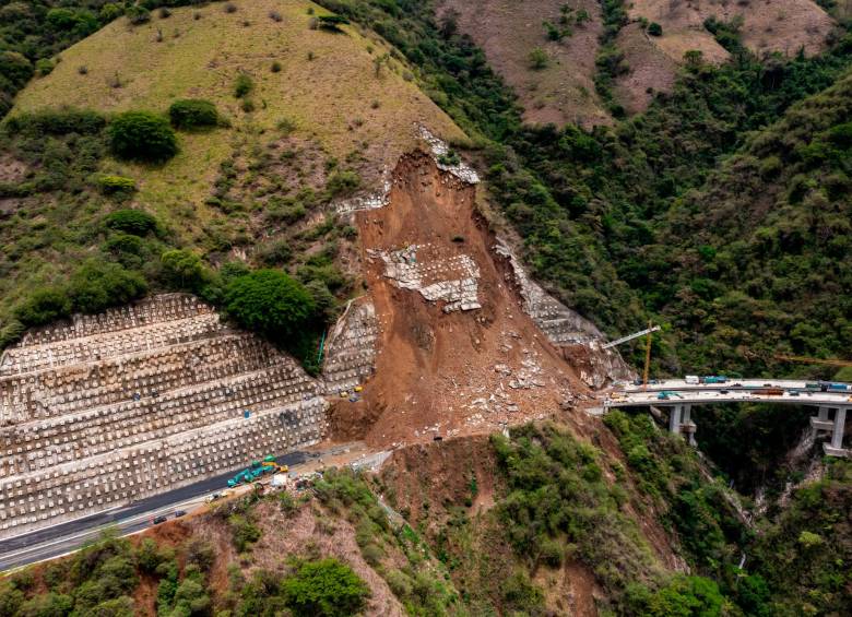 Cayeron miles de metros cúbicos de tierra sobre el nuevo corredor vial, el cual aún no se encuentra en operación. Foto: Camilo Suárez Echeverry