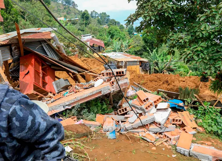 El alud que cayó en el sector de El Pinar destruyó por lo menos diez viviendas. Allí van ocho personas fallecidas. FOTOS: ESNEYDER GUTIÉRREZ
