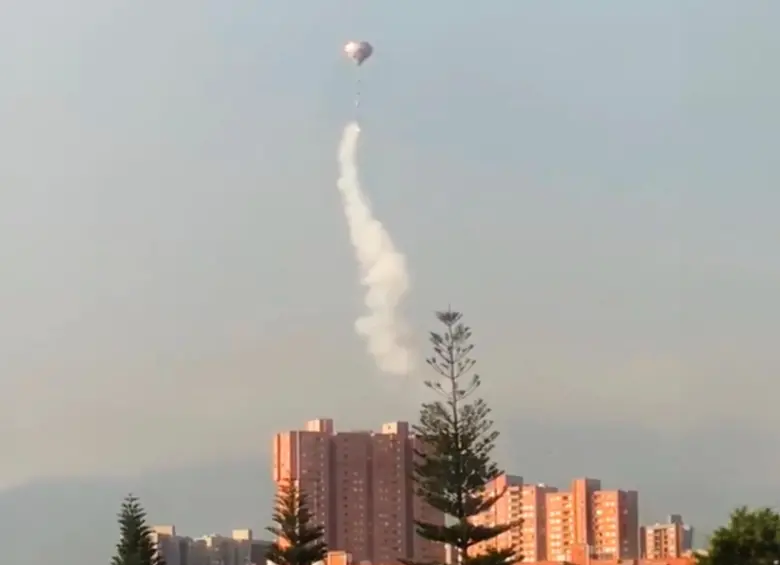 Uno de los globos lanzados en el sur de Medellín con pólvora que detona cuando se alzan. FOTO imagen tomada de redes sociales.