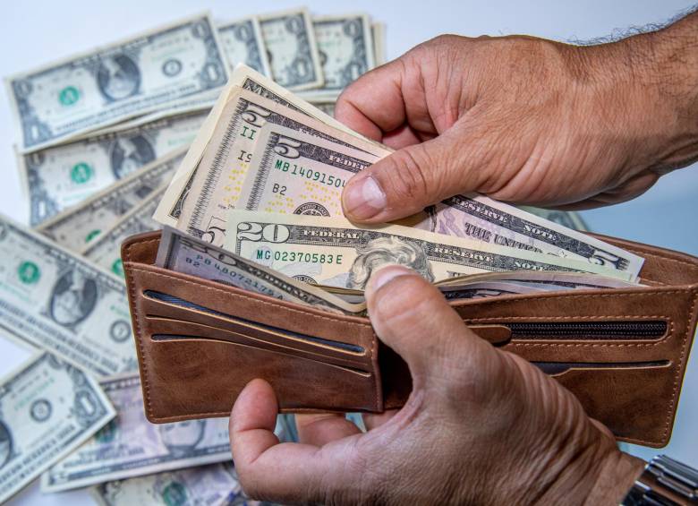 Analistas consultados por el Banco de la República prevén que el dólar cierre entre $4.200 y $4.290. FOTO: CARLOS VELÁSQUEZ.