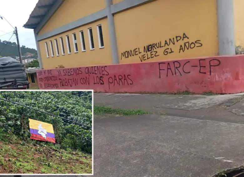 La bandera y las paredes pintadas por al parecer miembros de las Disidencias en Betulia. FOTO: Cortesía Denuncias Antioquia.