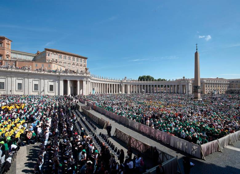 Santa Misa en el Vaticano, con motivo del segundo día de las Novendiales por el Sumo Pontífice Francisco y el Jubileo de los Adolescentes, celebrada en la Plaza de San Pedro. FOTO GETTY