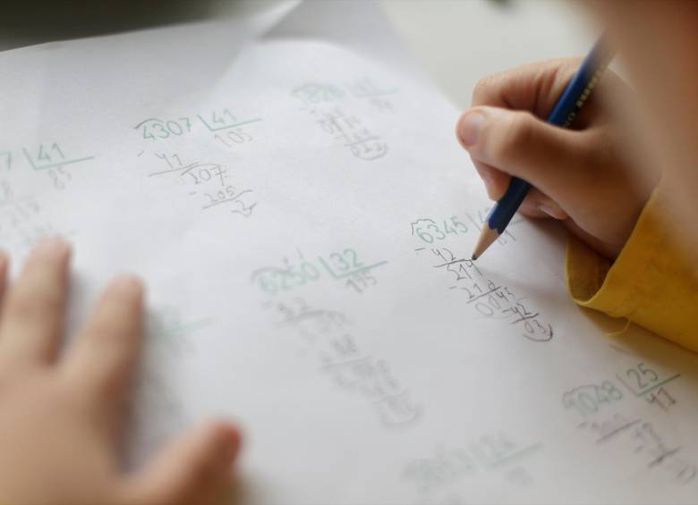 Un niño realiza operaciones matemáticas en casa. Estas habilidades están más desarrolladas en aquellos que han contado con los dedos. Foto: Europa press.