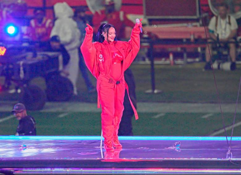 Rihanna anunció este segundo embarazo en pleno show del Super Bowl este año. FOTO Getty