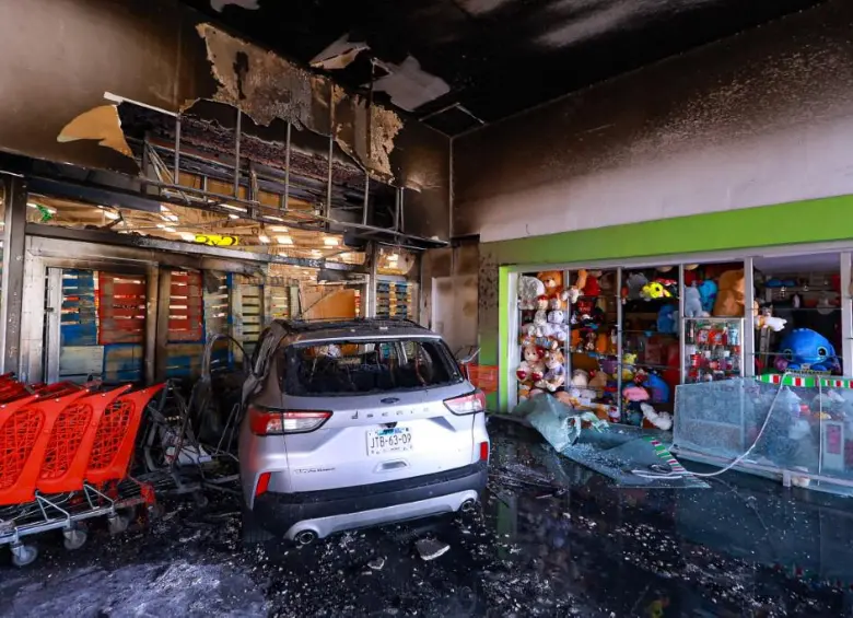 Un vehículo incendiado bloquea la entrada de un centro comercial en Guadalajara tras los disturbios registrados luego del operativo en Tapalpa en el que murió ‘El Mencho’, según confirmó la Secretaría de la Defensa Nacional. FOTO: Getty Images vía AFP