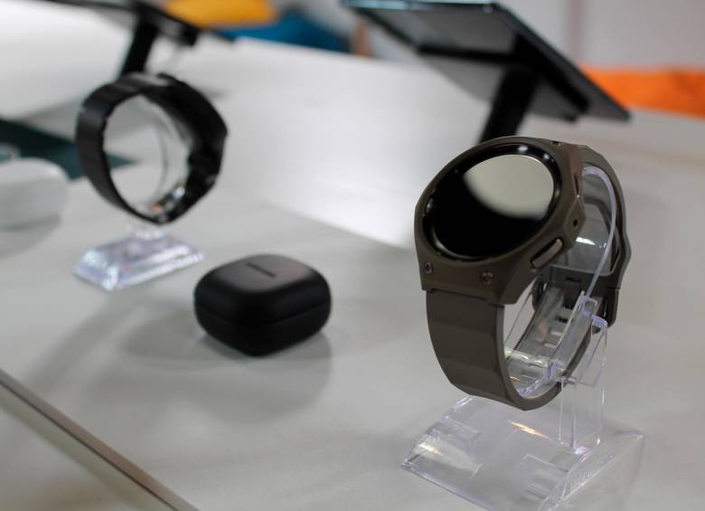 $!Galaxy Watch5 y Watch5 Pro tienen una pantalla fabricada en cristal de zafiro, una carcasa en titanio, batería más grande que permite una carga 30% más rápida: de 0% a 45% en 30 minutos. FOTO: JUAN ALCARAZ