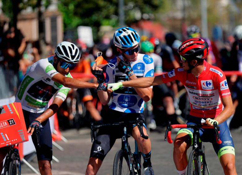 Egan (izquierda) sigue siendo el mejor joven de la Vuelta a España. FOTO: EFE