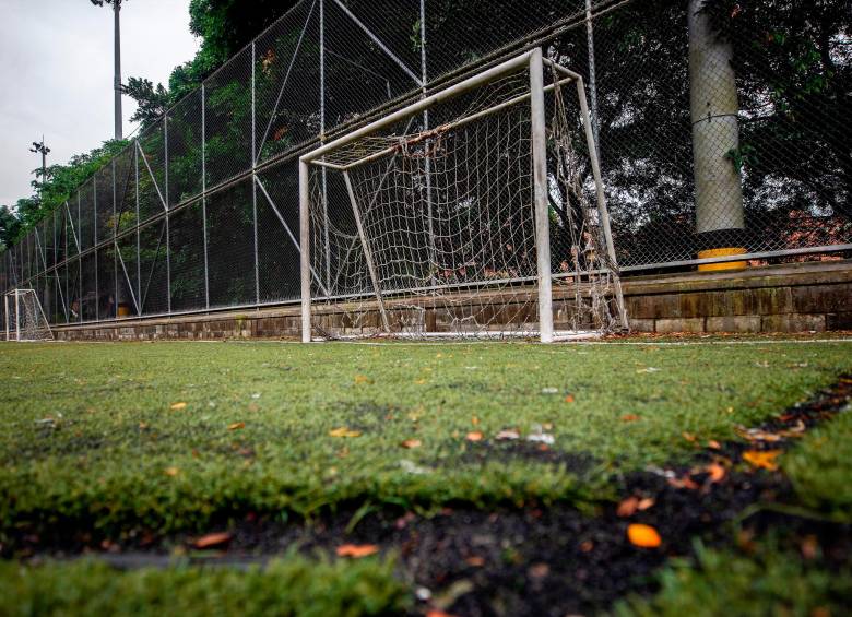 La cancha de fútbol del barrio Betania es uno de los escenarios deportivos en mal estado en Medellín. FOTO: CAMILO SUÁREZ ECHEVERRY