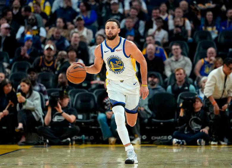 Stephen Curry tiene 38 años, ganó la NBA en cinco ocasiones y es el máximo anotador de triples en la historia de la NBA. FOTO: GETTY