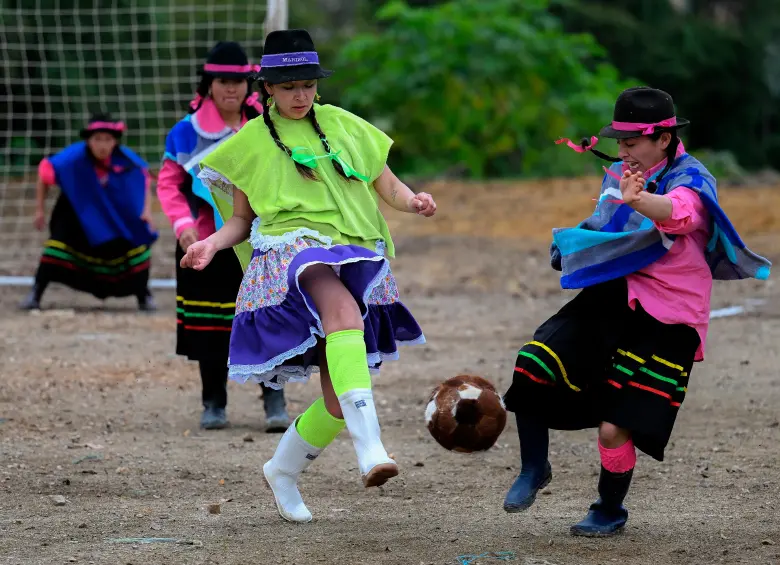 En el torneo de campesinas juegan ocho equipos, cada uno integrado por 10 deportistas. FOTO AFP