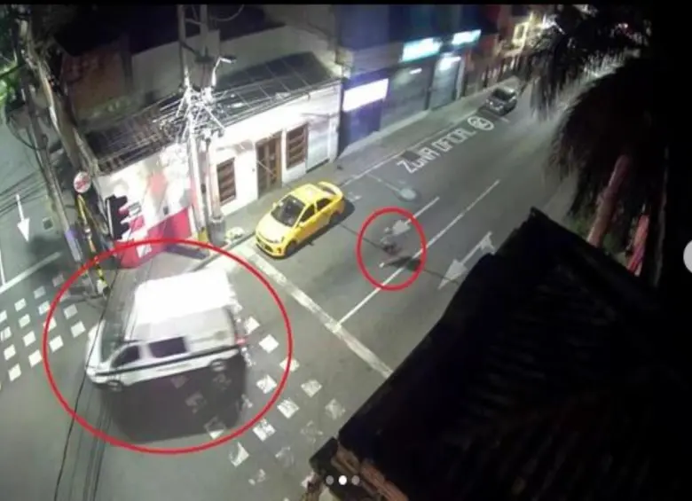 Imagen de las cámaras de seguridad que captaron el suceso en el centro de Envigado. FOTO: imagen tomada de redes.