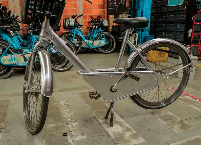 A una de las bicicletas recuperadas le estaban cambiando el color, informó el AMVA. FOTO: CORTESÍA