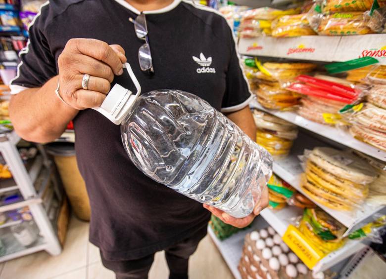 Recuerde aprovisionarse de agua mientras duran los cortes. FOTO: Carlos Velásquez