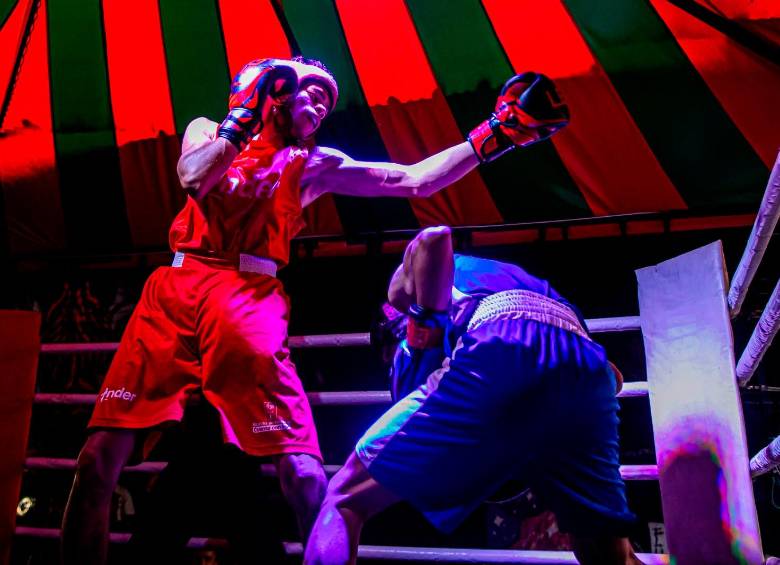 La última velada de boxeo organizada por MMA Colombia tuvo lugar en Tacos el Tigre, el pasado sábado 17 de marzo, con 11 peleas programadas, 10 masculinas y una femenina. Fotos Carlos Velásquez. 