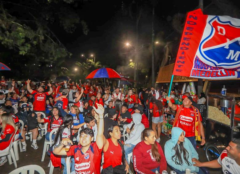 Ni el frío, ni la lluvia aplacaron la fiesta de los hinchas: el domingo esperan que el rojo salga campeón del Atanasio 