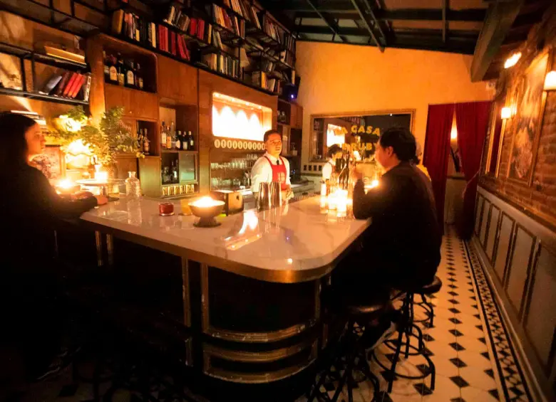 Esta es La Casa de Ruby, el primer speakeasy de Medellín. Ubicado en la Calle 10, este bar abre todos los días de la semana a partir de las 6 p.m. y para entrar se necesita una contraseña. FOTO Esneyder Gutiérrez