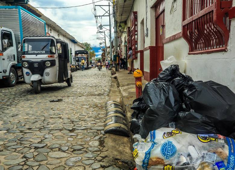 Se calcula que las basuras acumuladas en el pueblo pueden superar las 100 toneladas.. Foto: Andrés Camilo Suárez Echeverry