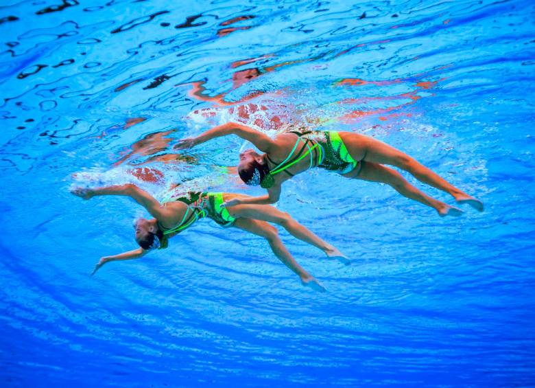 Melisa Ceballos y Estefanía Roa causan sensación en el Mundial de natación en Doha. FOTO AFP