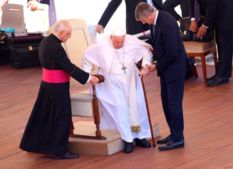 El Papa suspendió su gira por África debido a las dolencias de una de sus rodillas, por eso usa silla de ruedas. FOTO getty