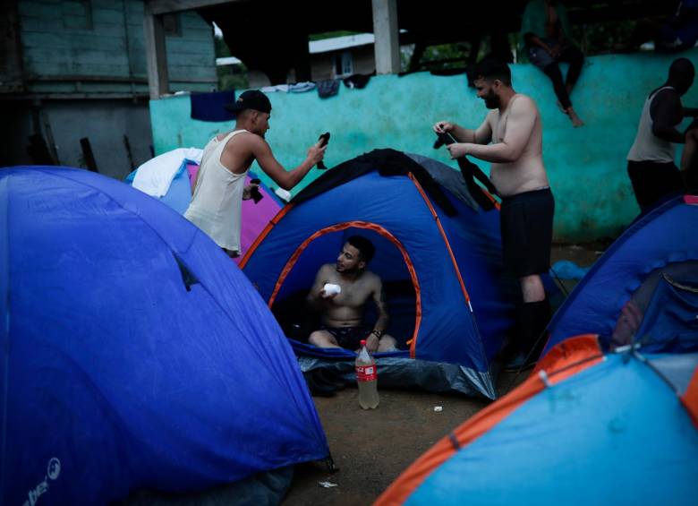 Los migrantes han levantado tiendas de acampar en la frontera mientras definen su situación. FOTO: EFE