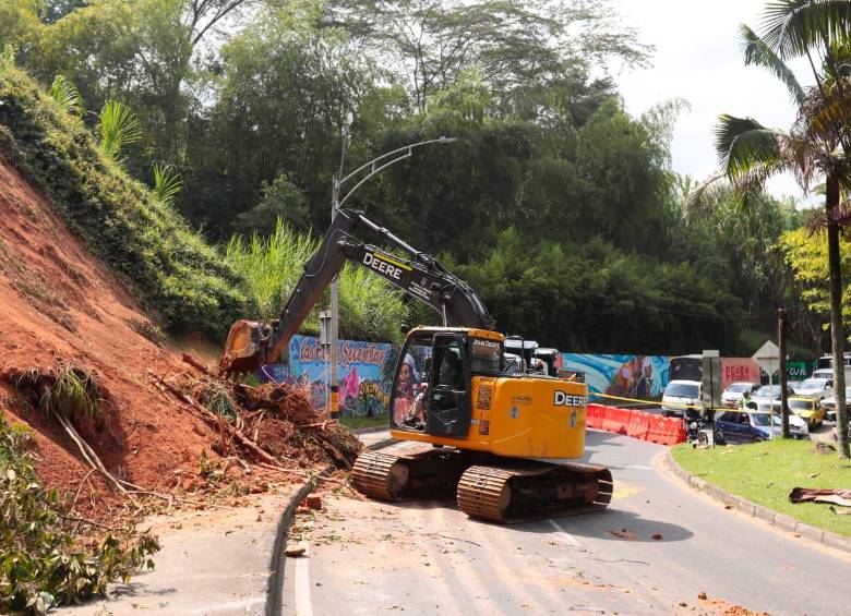 La vía Las Palmas, en su calzada de descenso a Medellín, sentido oriente-occidente, se encuentra cerrada desde el mall de Carulla, por un movimiento de tierra desde la montaña. FOTOS Carlos Velásquez