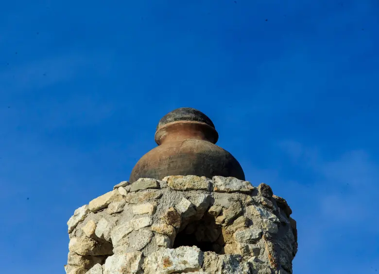 La parta más alta de la construcción está coronada por una de las vasijas recuperadas, las cenizas de pobladores indígenas se conservan allí. FOTO: CAMILO SUÁREZ