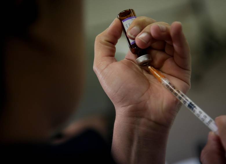 Primero se vacunará a la población de 80 años y más, y al personal de salud en la primera línea de atención a la covid-19. FOTO COLPRENSA