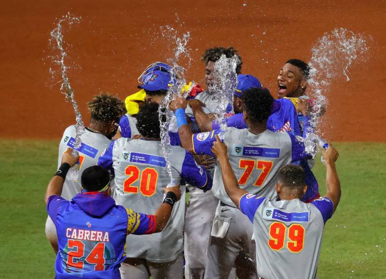 Caimanes celebra el título alcanzado en la Serie Caribe de Béisbol, al vencer al favorito República Dominicana. FOTO EFE 