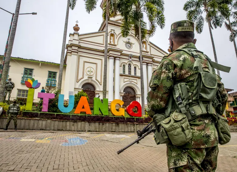 Se espera que en las próximas horas las autoridades aumenten su presencia en Ituango para que las familias puedan retornar a sus viviendas. FOTO: JUAN ANTONIO SÁNCHEZ
