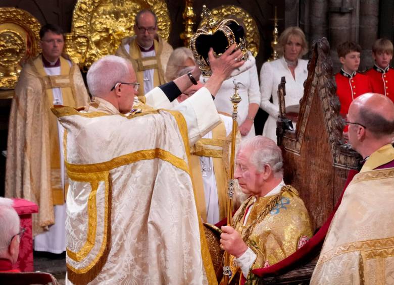 El momento en el que Carlos III es coronado. FOTO Getty
