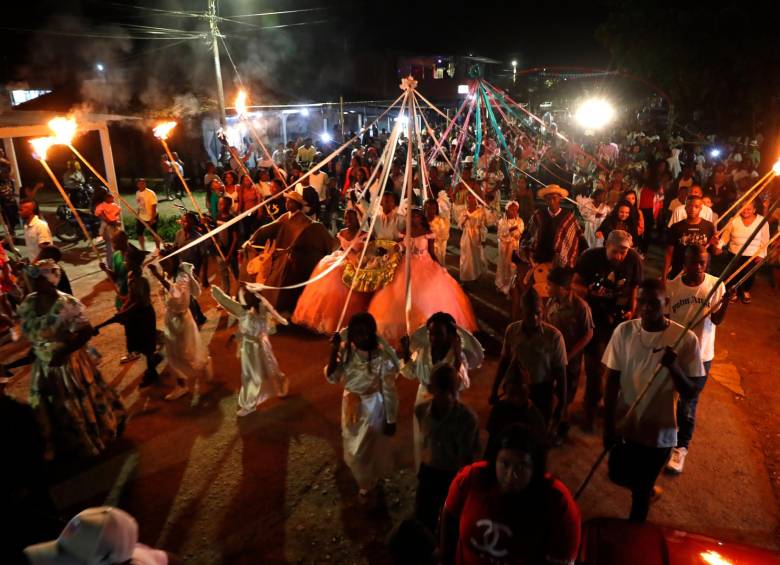 Los habitantes de Quinimayó bailan “juga”, un ritmo que hacía olvidar a los ancestros de la población que eran esclavos. FOTO: EFE
