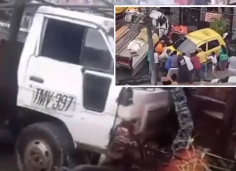 Adelante, vecinos tratan de rescatar a una de las víctimas del siniestro vial. Atrás, el automotor chocado. FOTO: imagen tomada de redes.