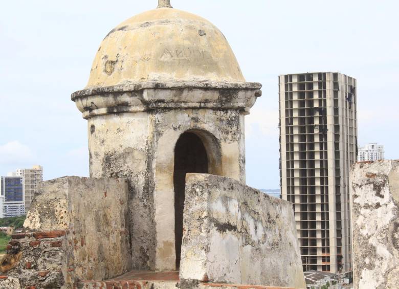Hasta la Unesco se metió en la polémica y le pidió al Gobierno demoler el edificio (al fondo en la foto) porque considera que pone en riesgo a las murallas de Cartagena, declaradas Patrimonio Histórico y Cultural de la Humanidad en 1984. FOTO: EFE