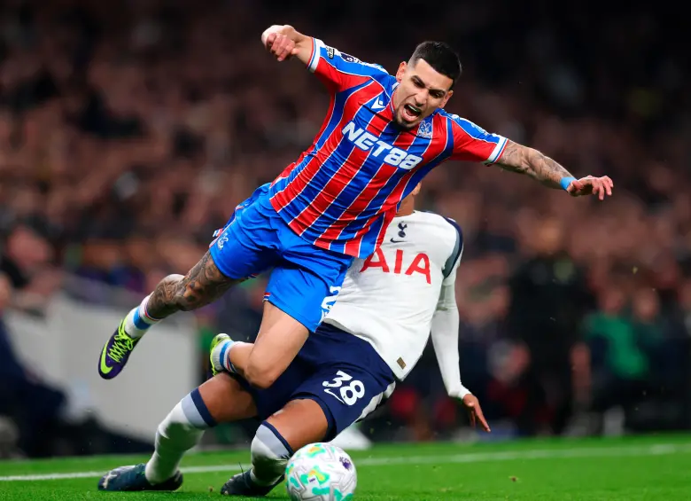 Daniel Muñoz en medio de la caída por la fuerte entrada que sufrió en el partido por Premier League. FOTO: GETTY