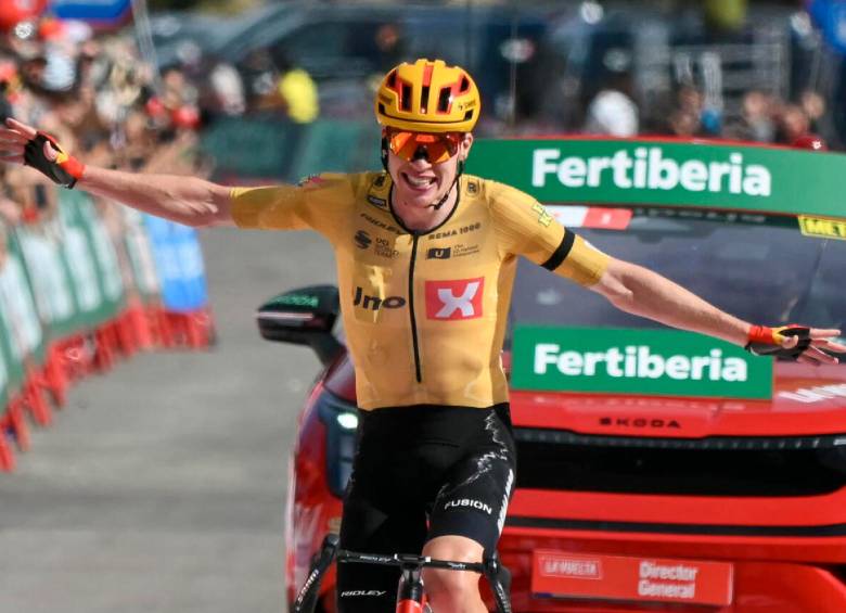 Andreas Leknessund celebra su victoria en la séptima etapa de la Vuelta a España, su primer triunfo en la ronda española. FOTO AFP