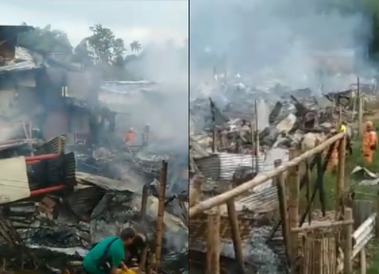 Las viviendas quemadas en Pereira eran de material liviano, lo que facilitó que el incendio se propagara rápidamente. FOTO: CAPTURA DE VIDEO